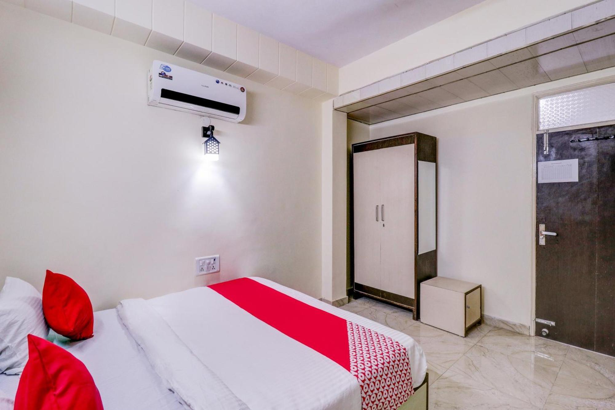 Hotel O Rs Hotels Near Pitampura Metro Deli Exterior foto