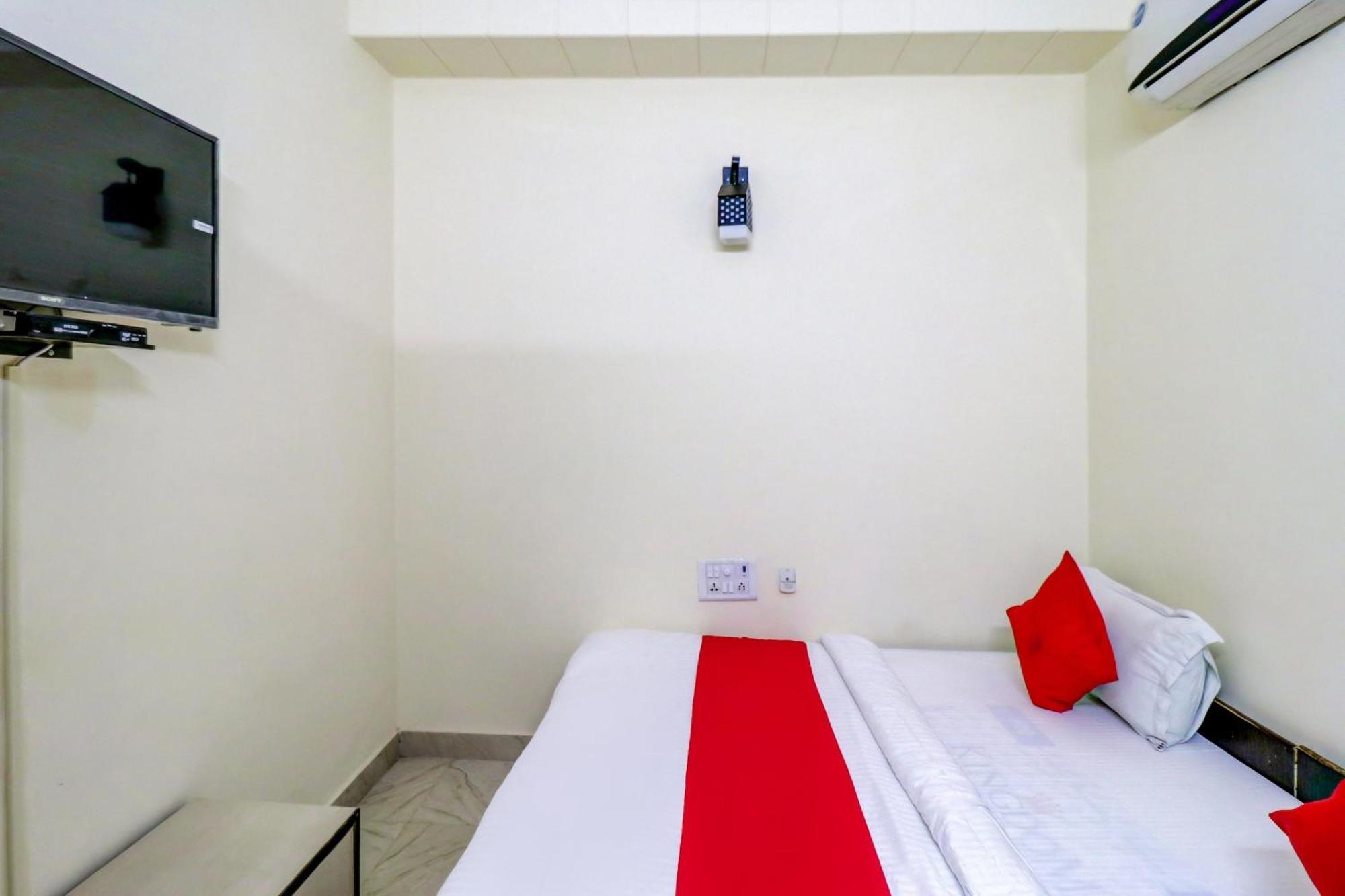 Hotel O Rs Hotels Near Pitampura Metro Deli Exterior foto