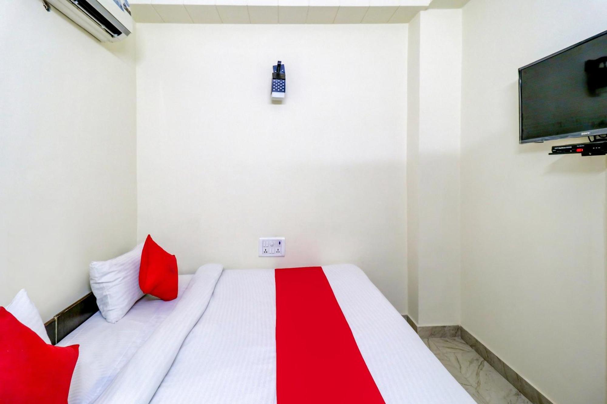 Hotel O Rs Hotels Near Pitampura Metro Deli Exterior foto