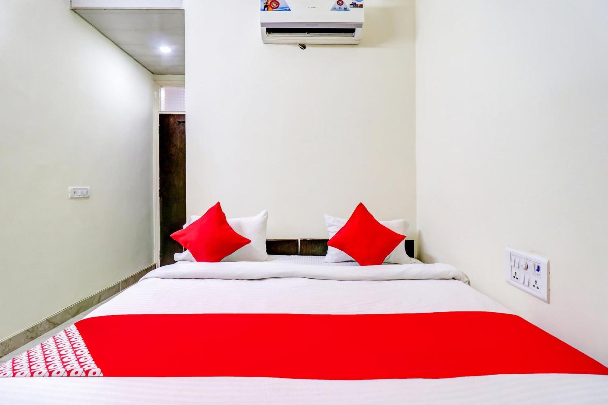 Hotel O Rs Hotels Near Pitampura Metro Deli Exterior foto