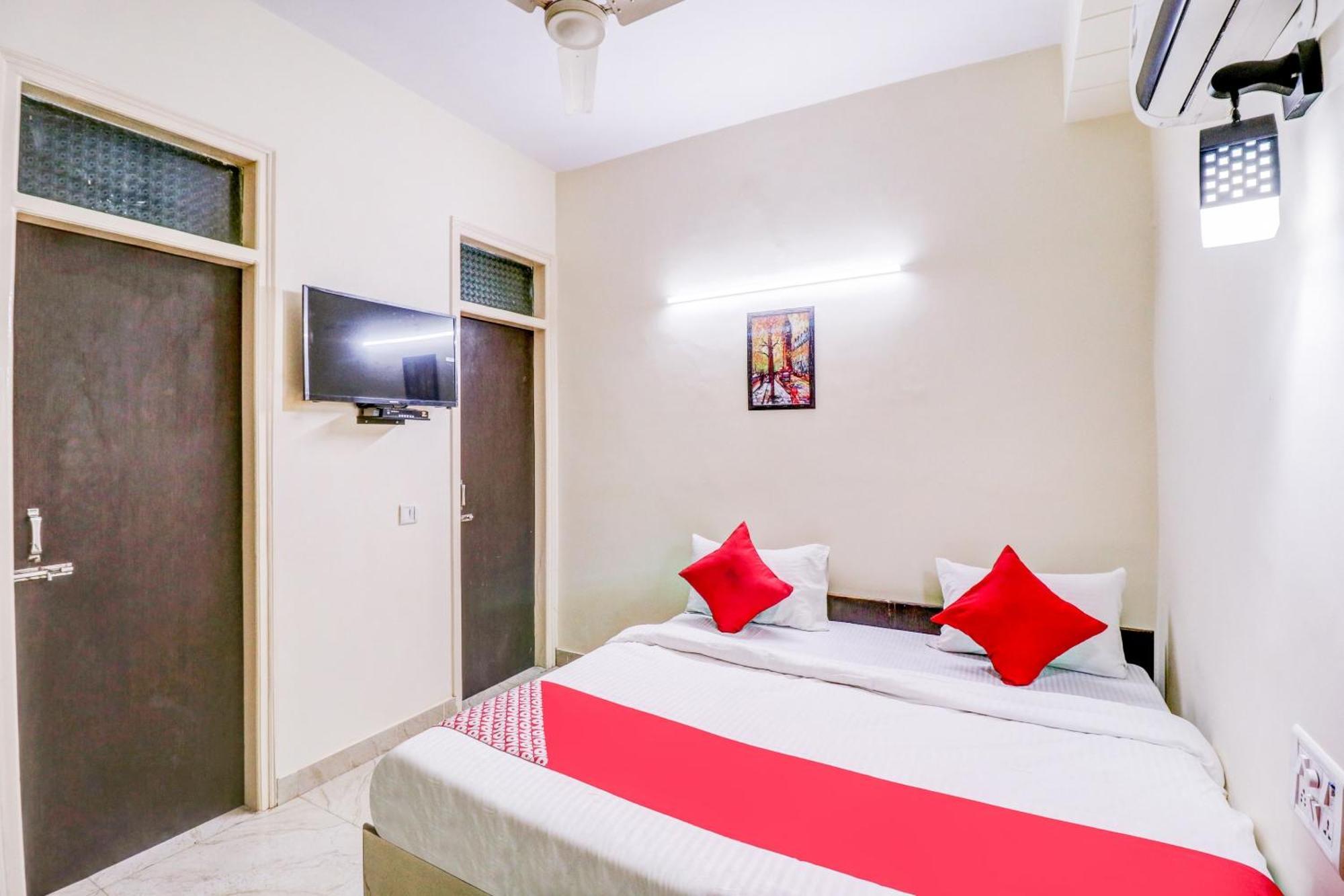 Hotel O Rs Hotels Near Pitampura Metro Deli Exterior foto