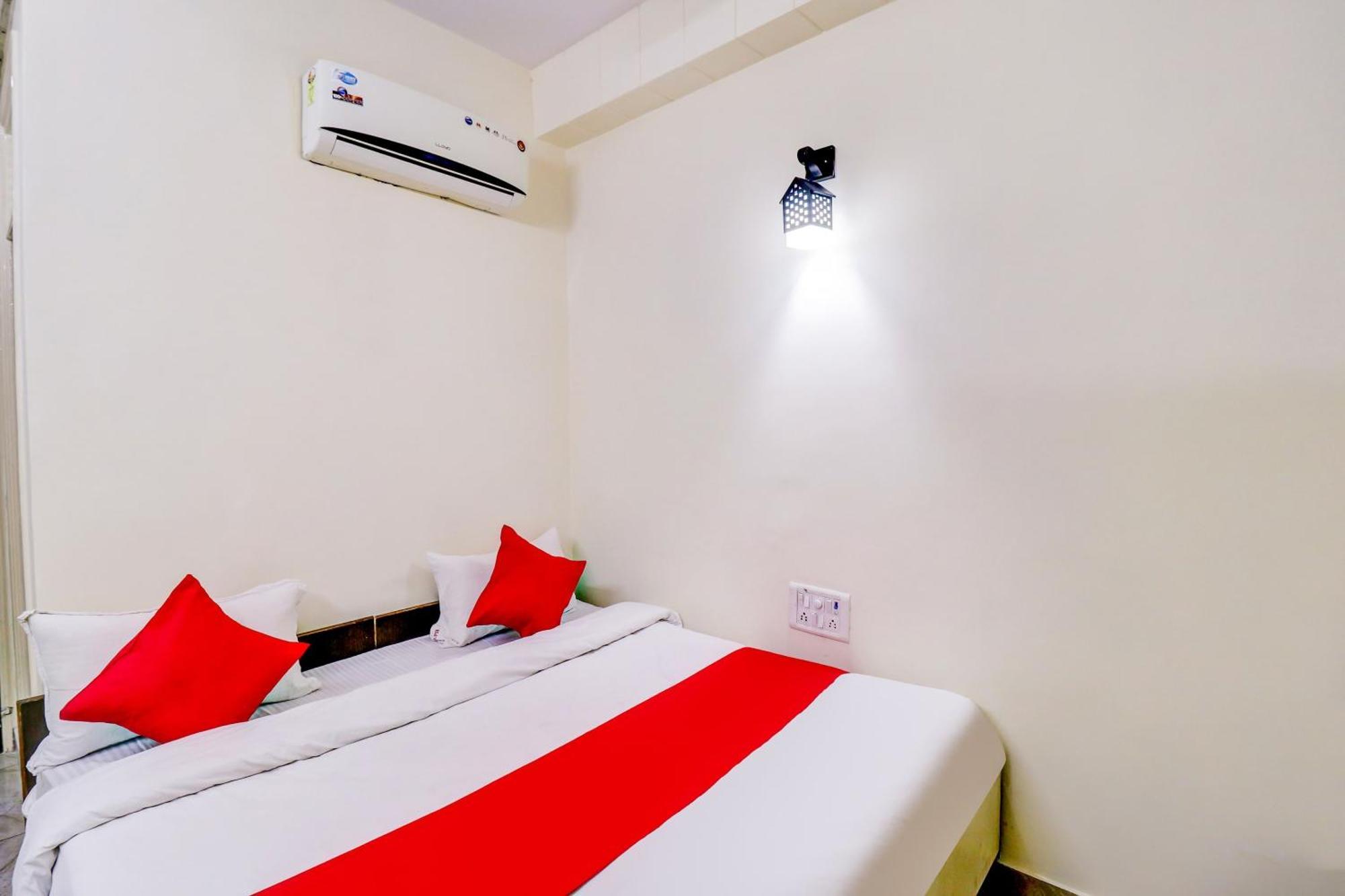 Hotel O Rs Hotels Near Pitampura Metro Deli Exterior foto