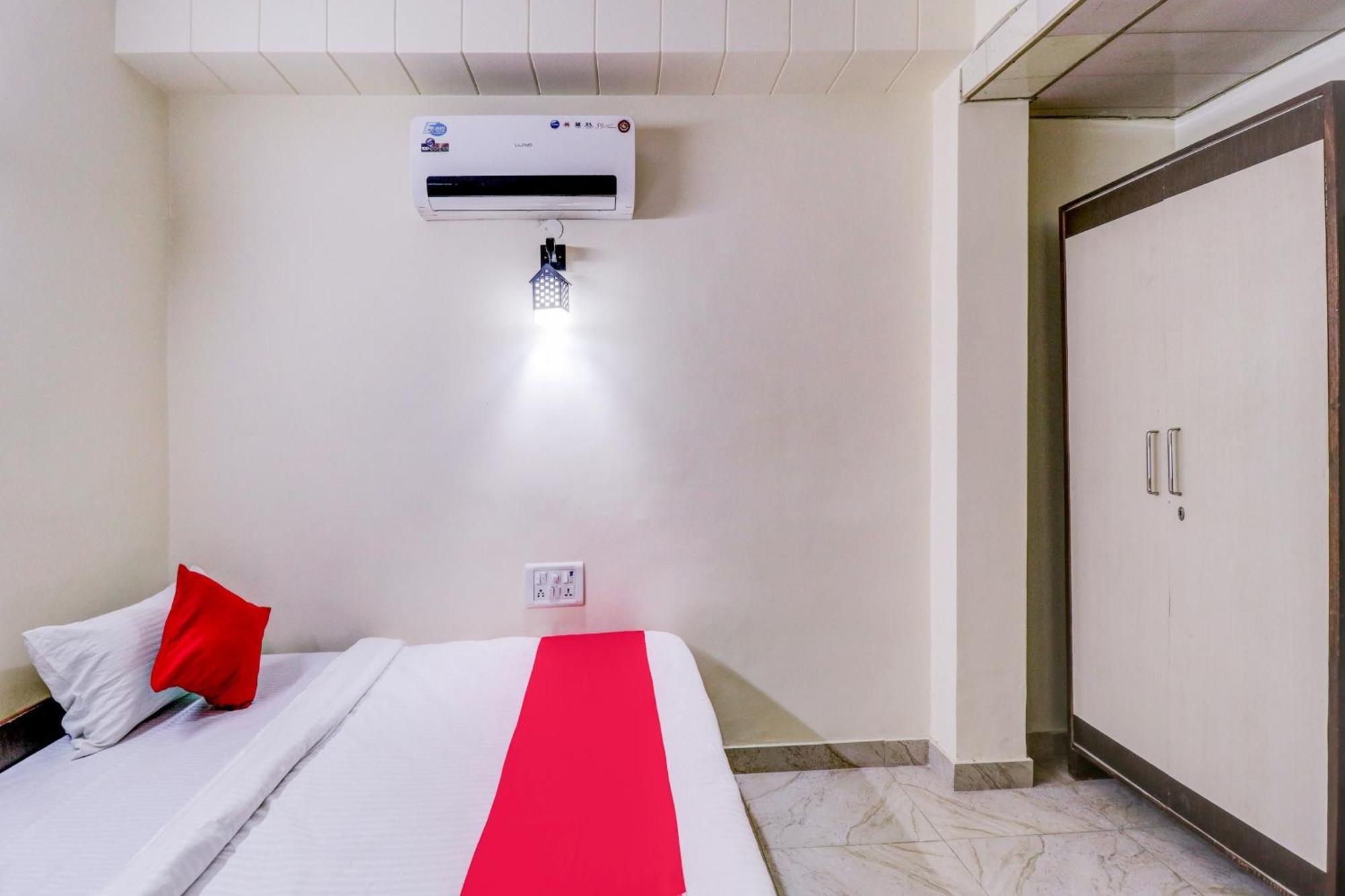 Hotel O Rs Hotels Near Pitampura Metro Deli Exterior foto