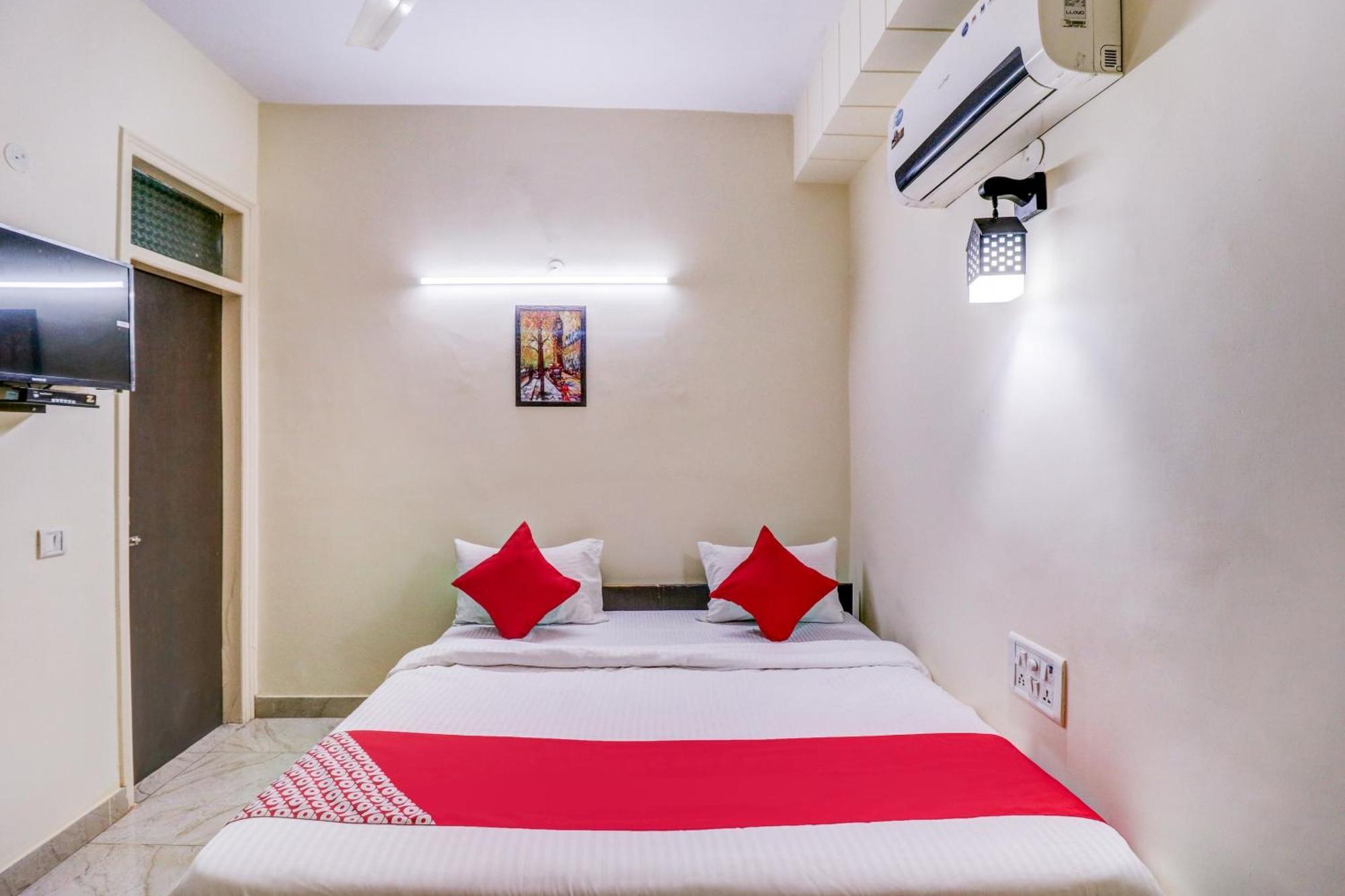 Hotel O Rs Hotels Near Pitampura Metro Deli Exterior foto